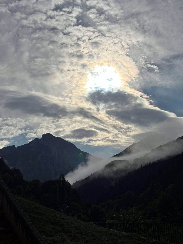 Fotografía de montañas y nubes